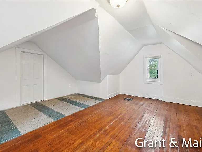 19250 Charest St — Photo 20