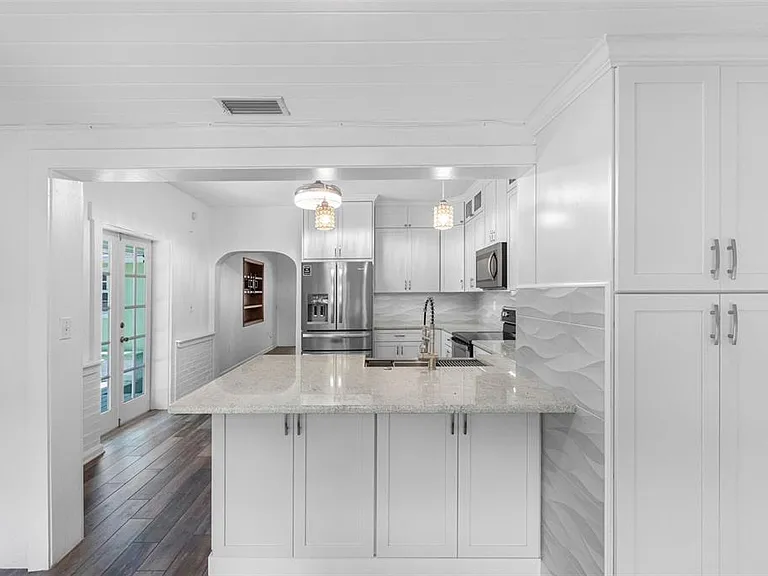 641 Wilkie St — Photo 12
