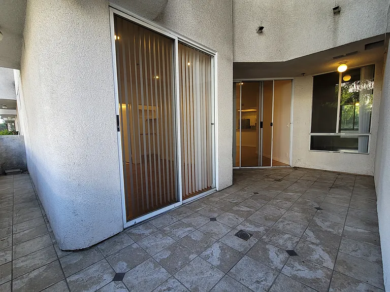 525 S Berendo St #104 — Photo 20