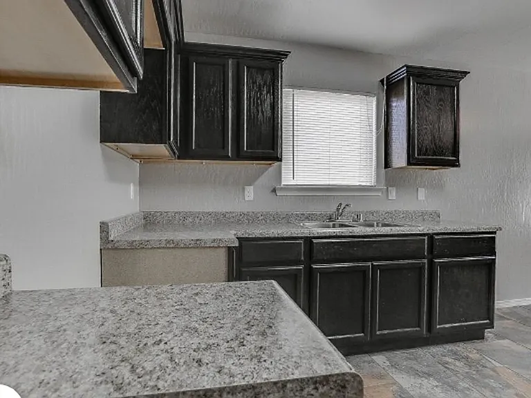 512 Center Way — Photo 1