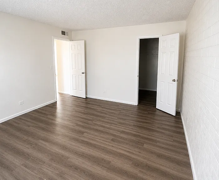 2041 W Berridge Ln #6 — Photo 3