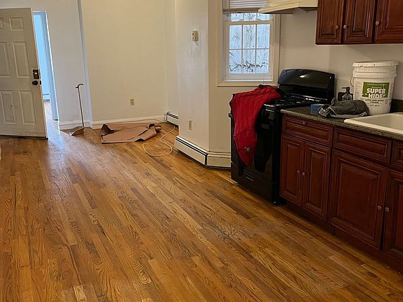 4th image of 227 Halladay St #1L