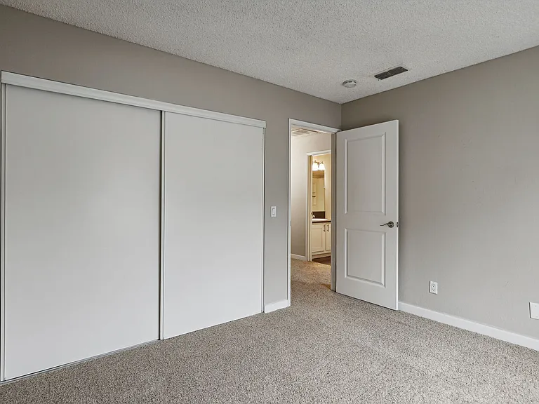 Ellington Apartments — Photo 33