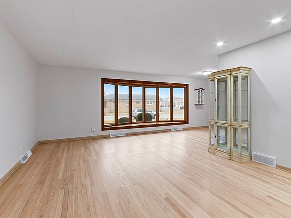 4th image of 4913 N Oriole Ave