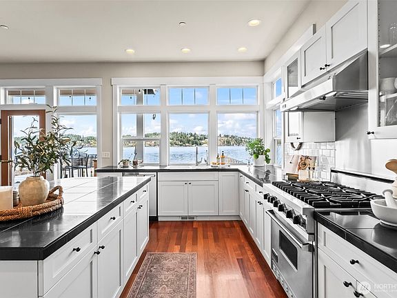 3rd image of 839 Fox Drive