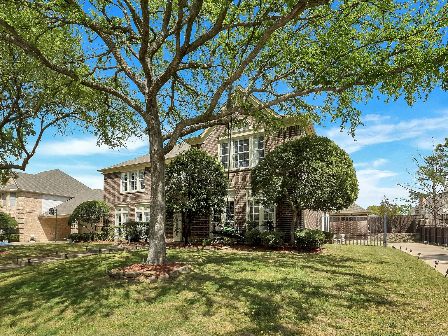5 bed, 5163 sqft, $6,250 — Photo 1