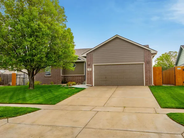 810 N Bay Country Cir, Wichita, KS 67235