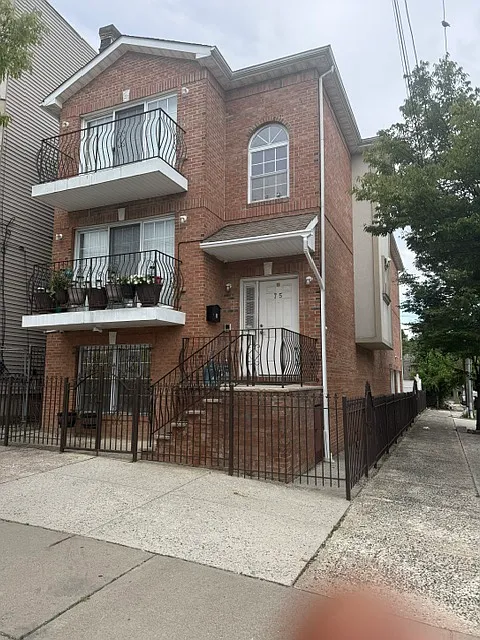 3 bed, 2618 sqft, $2,400 — Photo 1