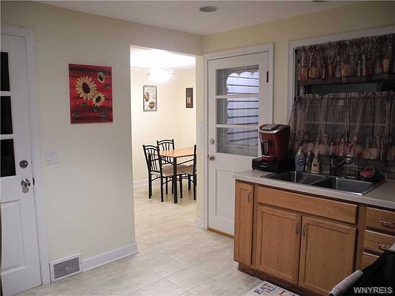 4th image of 517 Highland Ave
