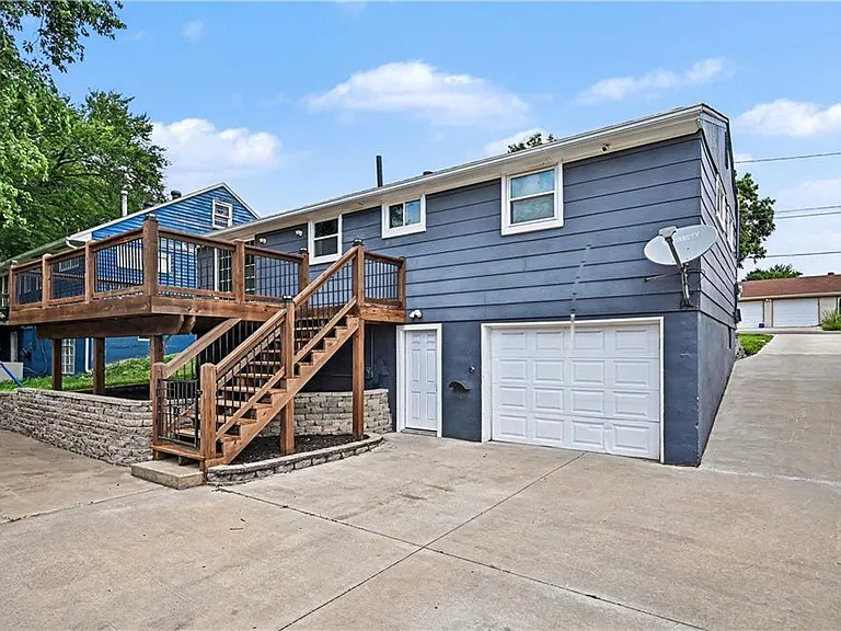 5215 NE 60th Ter — Photo 25