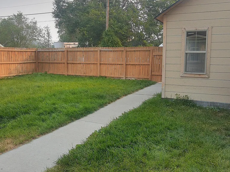 1520 N Hayes Ave — Photo 2