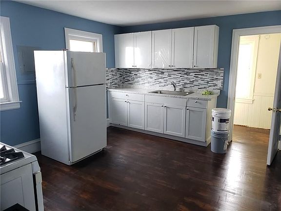 5th image of 142 Pocasset Ave