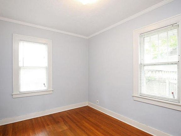 5th image of 444 Graceland St NE