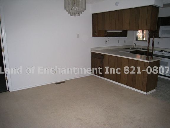 Kitchen & Dining Area