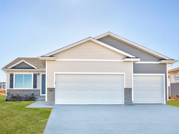 600 NW Compass Ave, Waukee, IA 50263