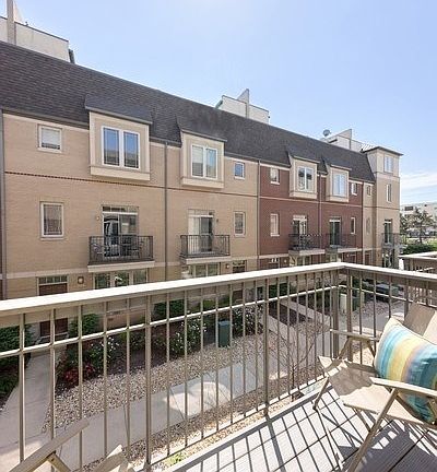 5th image of 922 Warren Ave Unit 305