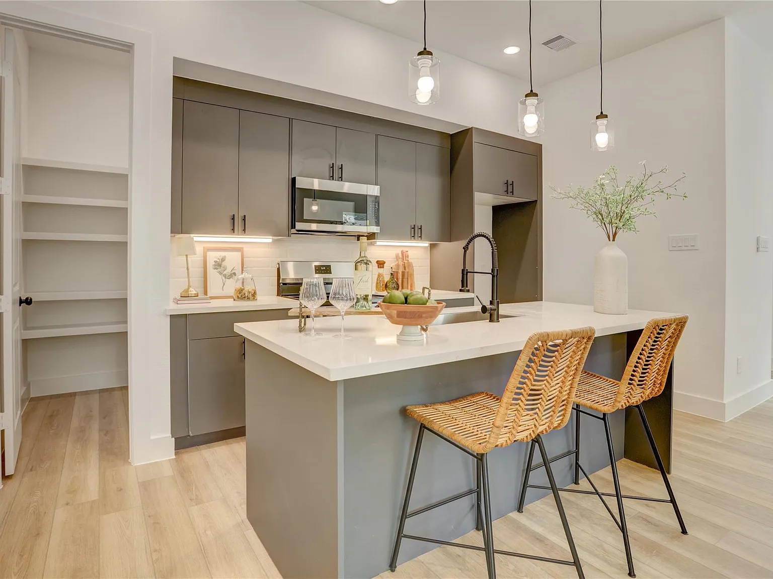 3 bed, 2.5 bath, 1701 sqft, $2,000 — Photo 3
