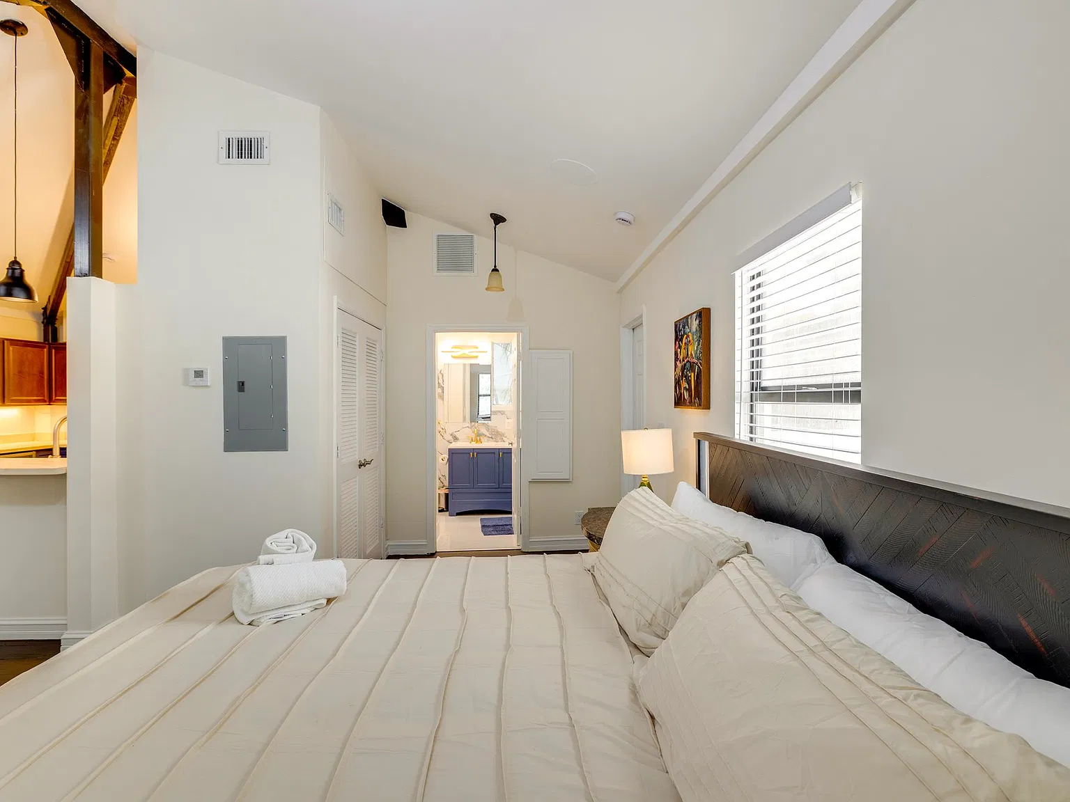 Studio, 700 sqft, $2,200 — Photo 2