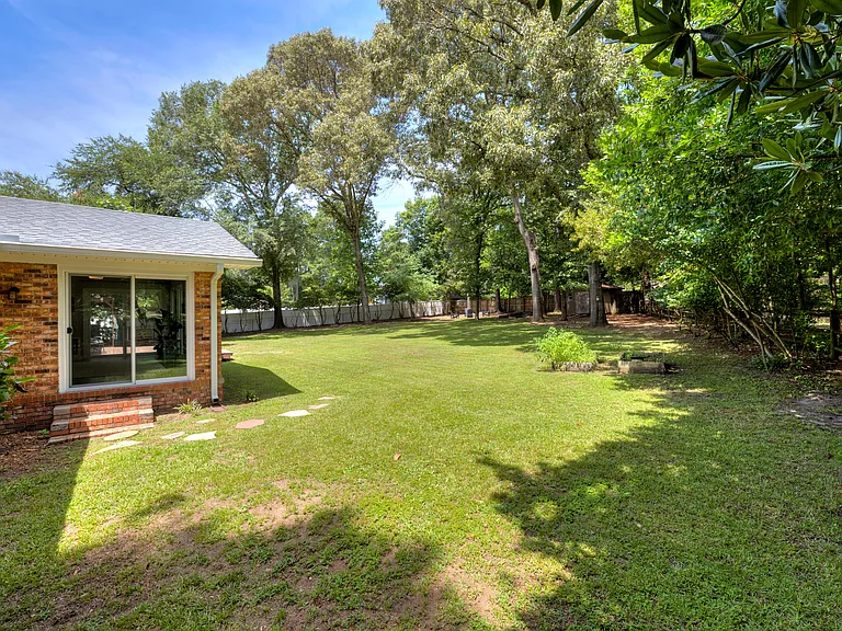 909 Club Ln — Photo 28