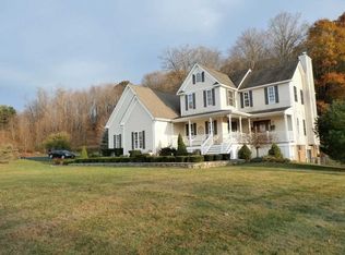 16 McCulloch Ln, Pleasant Valley, NY 12569