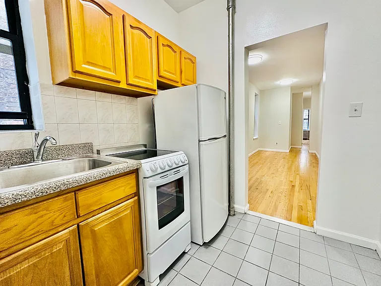 230 W 24th St #4W — Photo 3