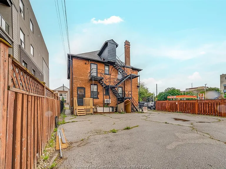 961 Ouellette Ave #2 — Photo 40