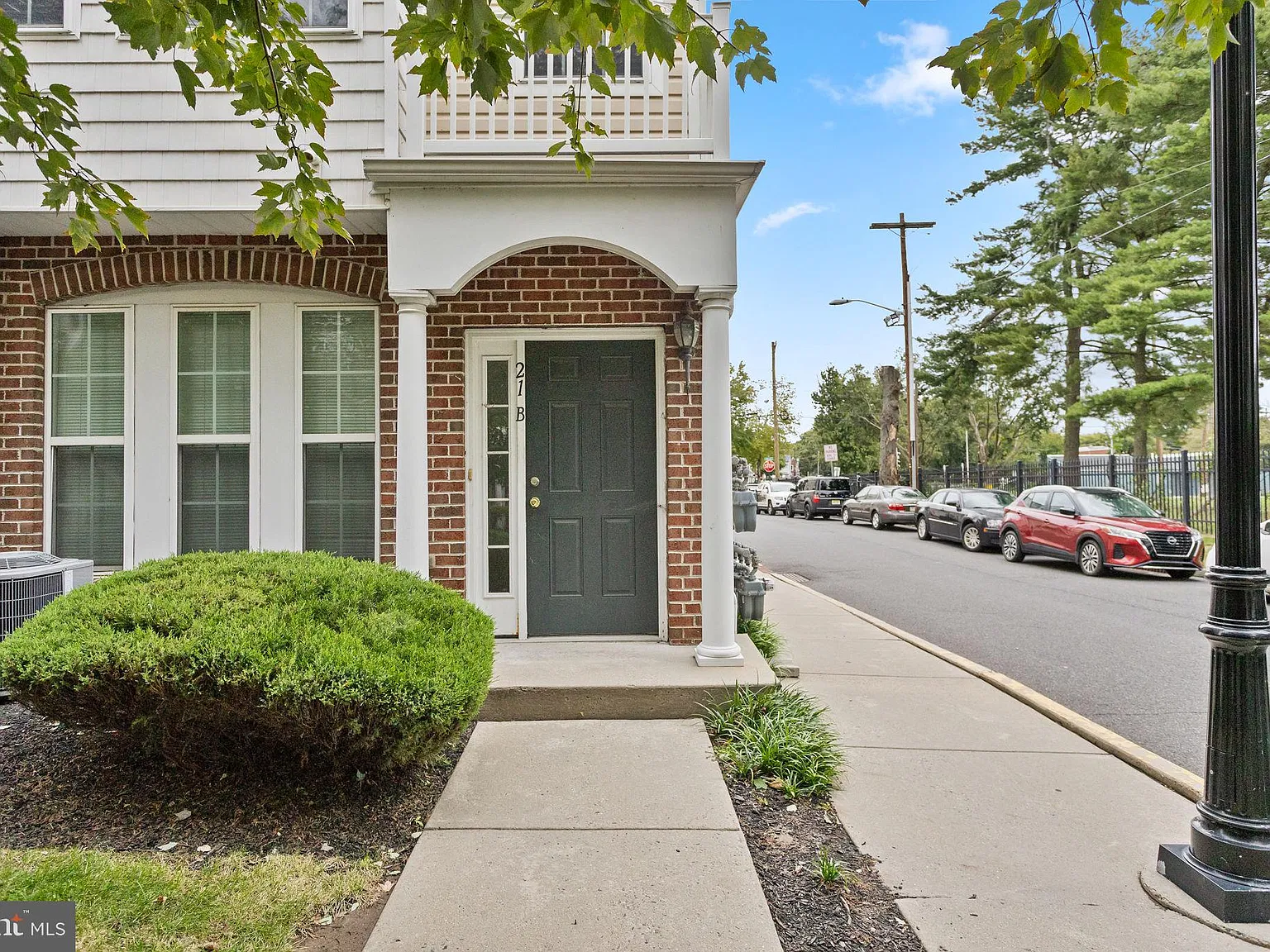 3 bed, 2.5 bath, 1932 sqft, $2,900 — Photo 2
