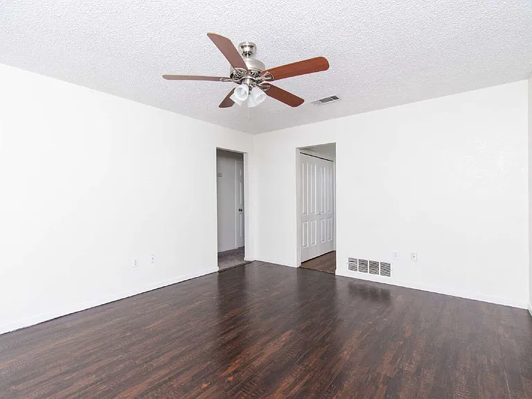 142 Wolf Rd #D — Photo 2