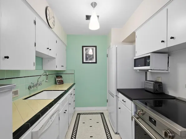 1565 Burnaby St #204, Vancouver, BC V6G 1X1