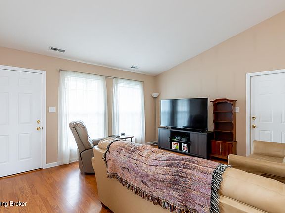 4th image of 149 Woodlake Ct