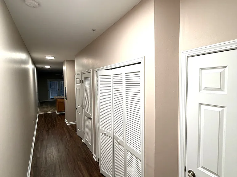 Pinnacle Pointe Apartments — Photo 38