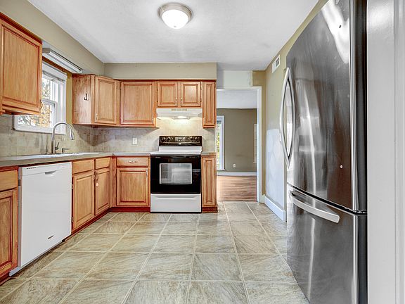 5th image of 1562 Jerome St