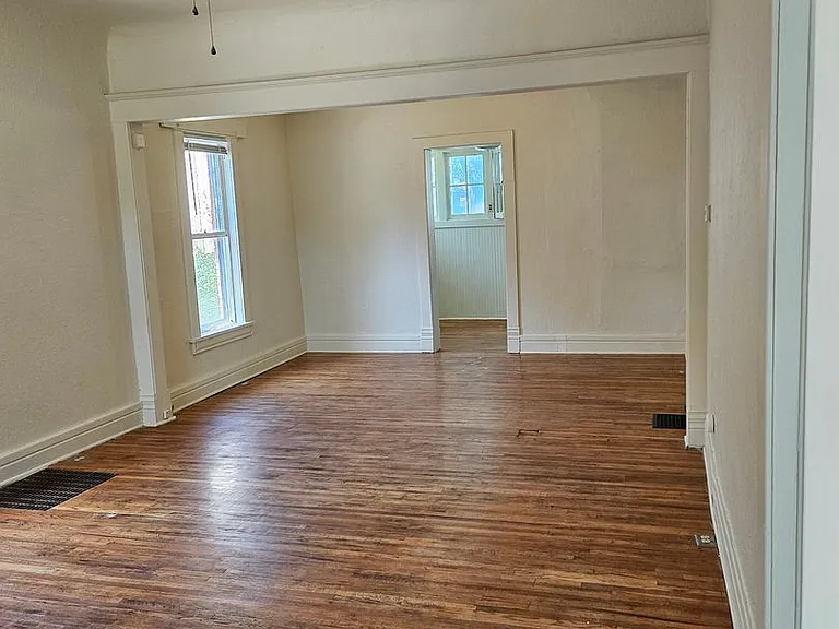 1223 Claremont Ave — Photo 2