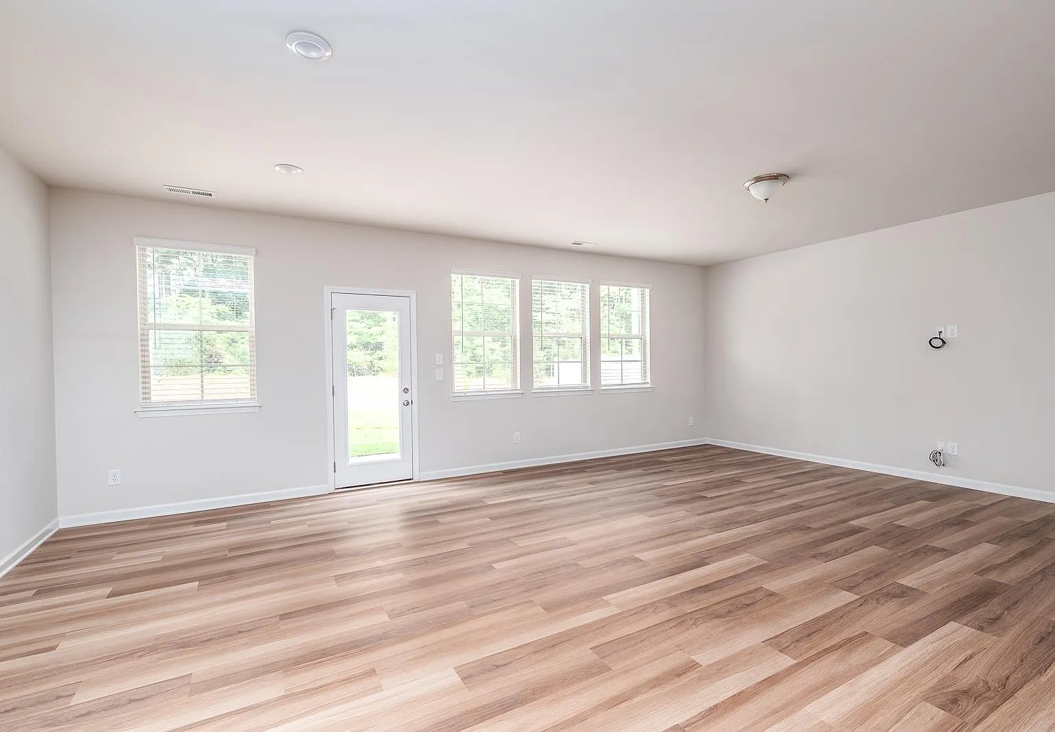 3 bed, 2.5 bath, 2234 sqft, $2,500 — Photo 3
