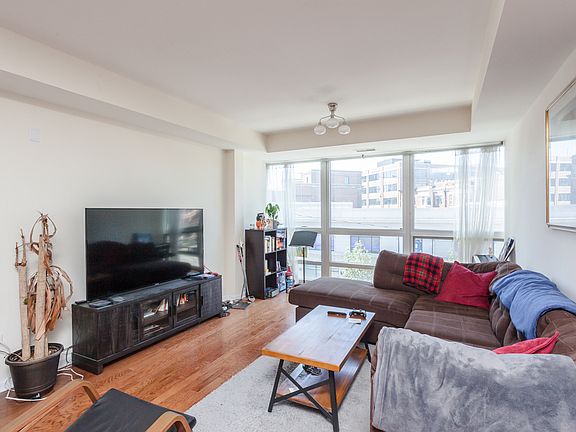 3rd image of 744 W Fullerton Ave APT 301
