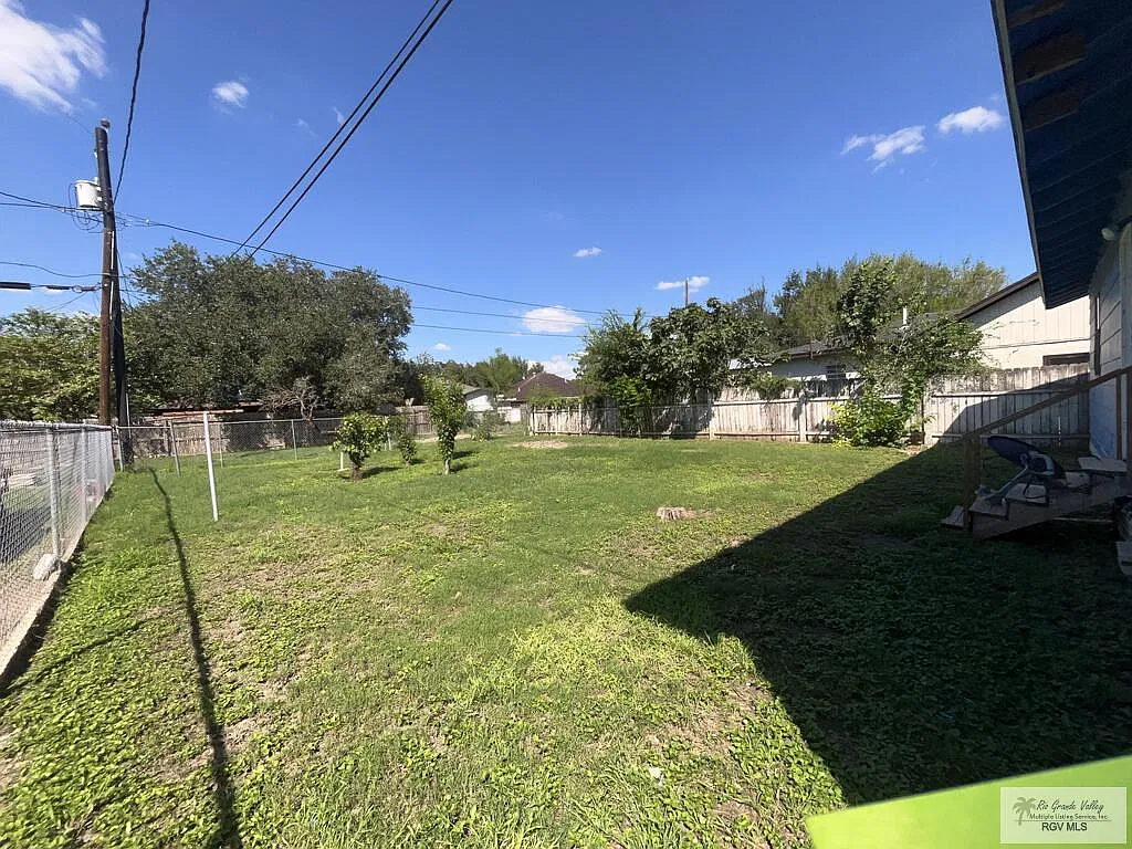 3 bed, 1.0 bath, 892 sqft, $1,000 — Photo 4