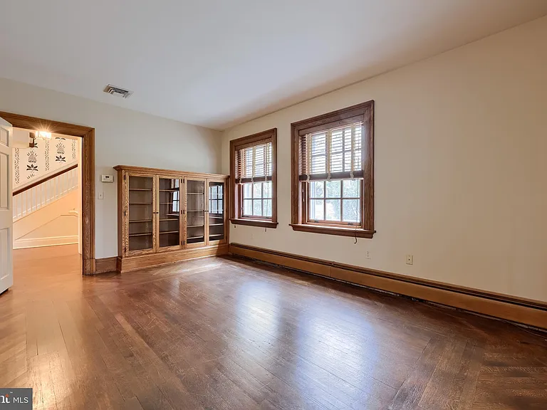 226 E Caracas Ave — Photo 34