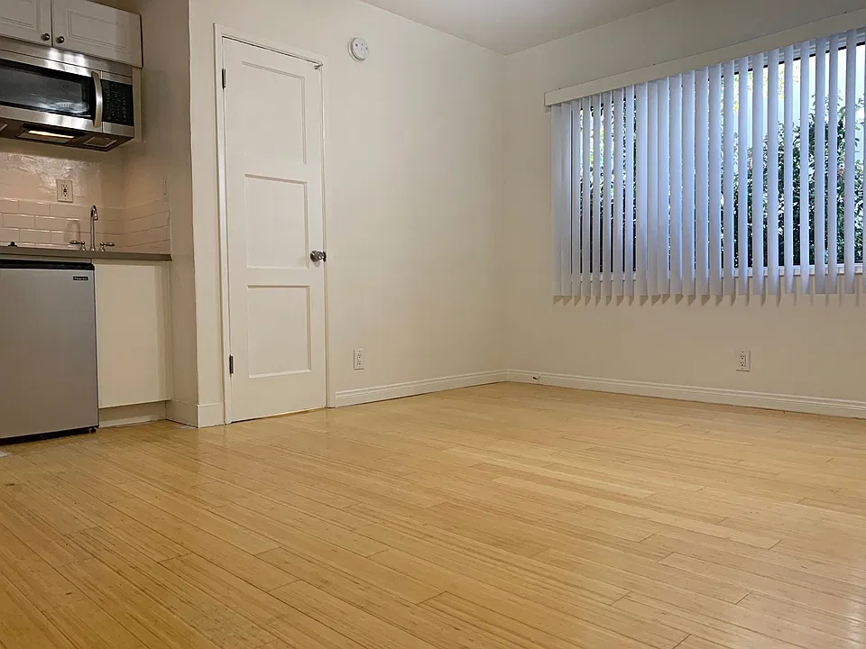 2589 S Sepulveda Blvd #3