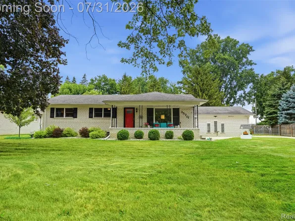 35711 Campistrano Dr, Clinton Township, MI 48035