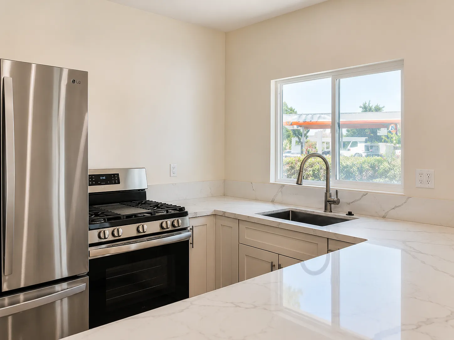 4 bed, 960 sqft, $4,800 — Photo 3