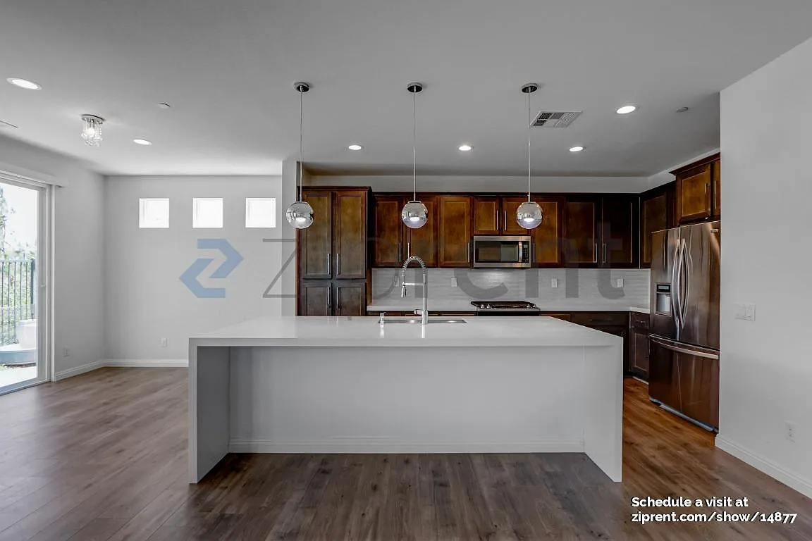 3 bed, 2.5 bath, 2032 sqft, $3,325 — Photo 4