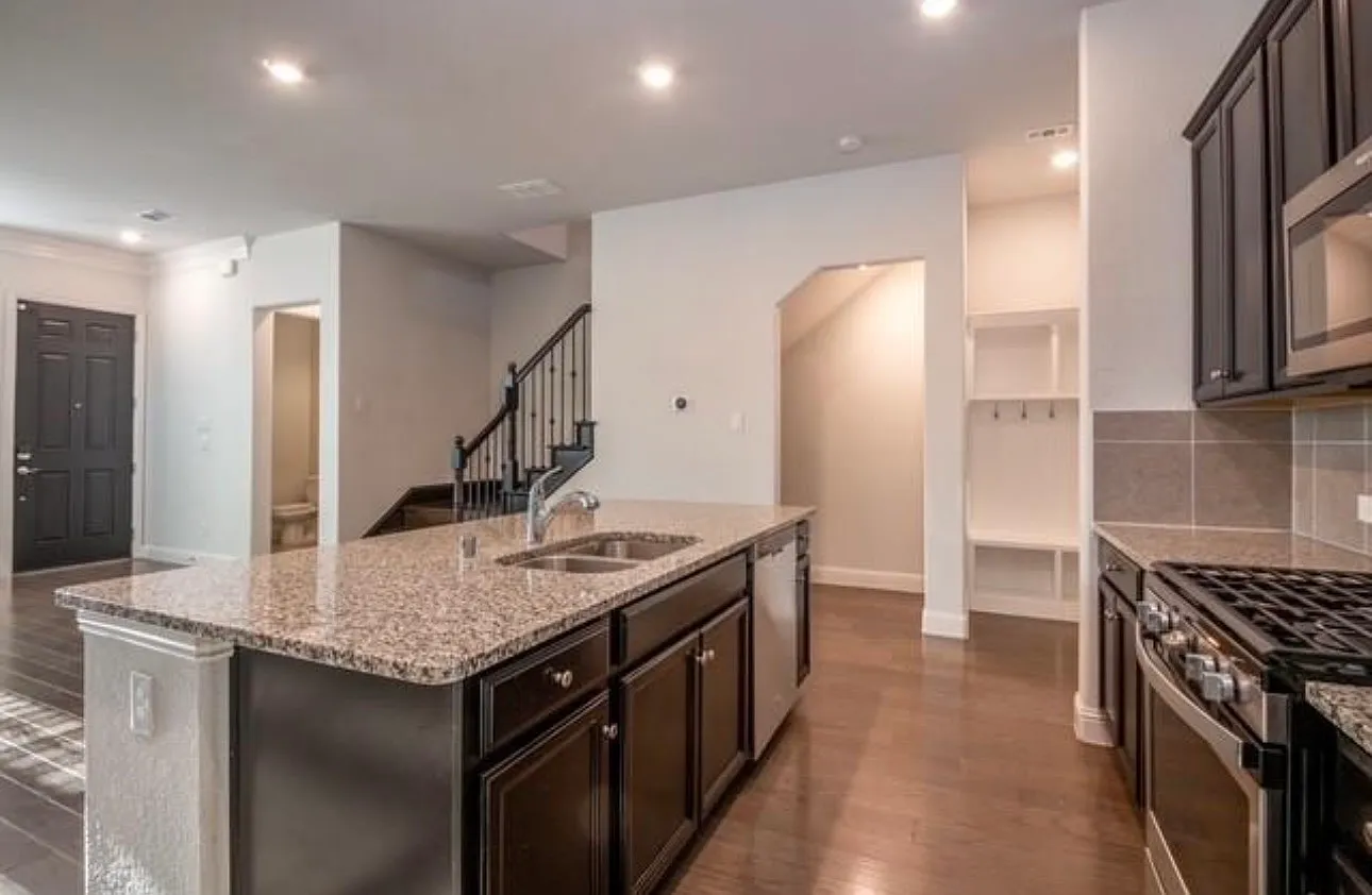 3 bed, 1936 sqft, $2,900 — Photo 4