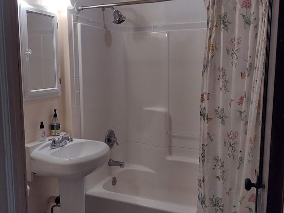 Bathroom with tub/shower