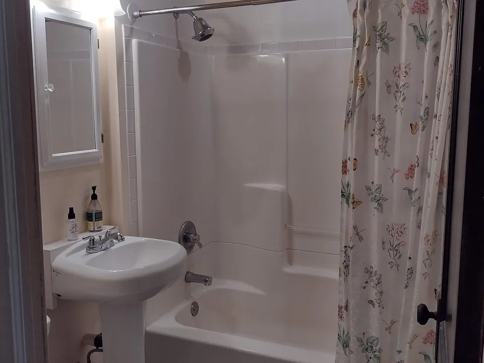 Bathroom with tub/shower