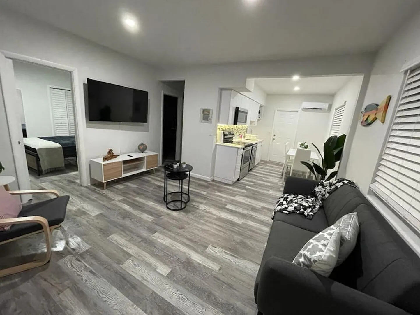 Charming 2 bed/2 bath apt w/patio & parking — Photo 1