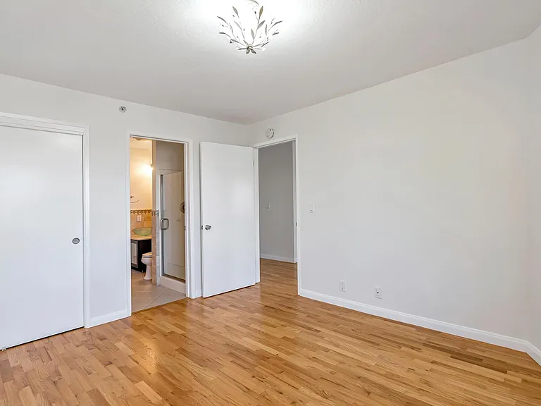 320 Peninsula Ave #413 — Photo 8