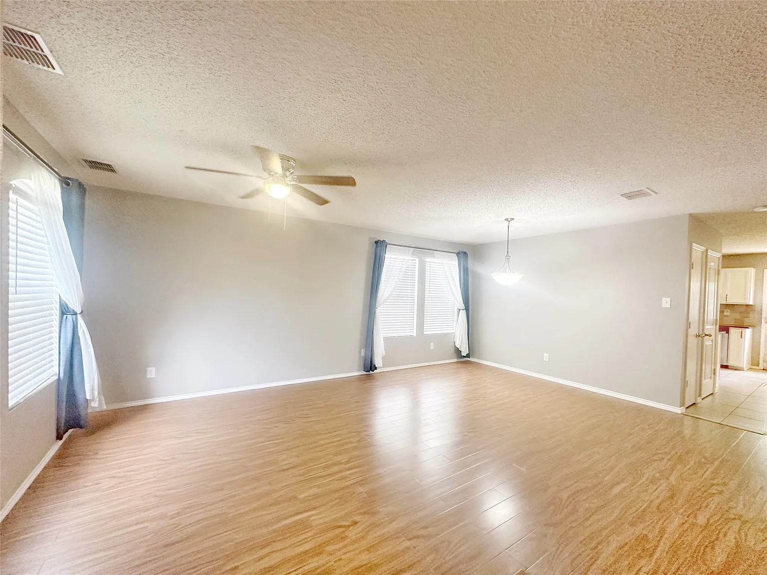 3 bed, 2.5 bath, 2306 sqft, $2,250 — Photo 2