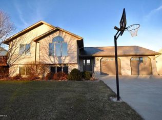 407 8th St, Goodhue, MN 55027