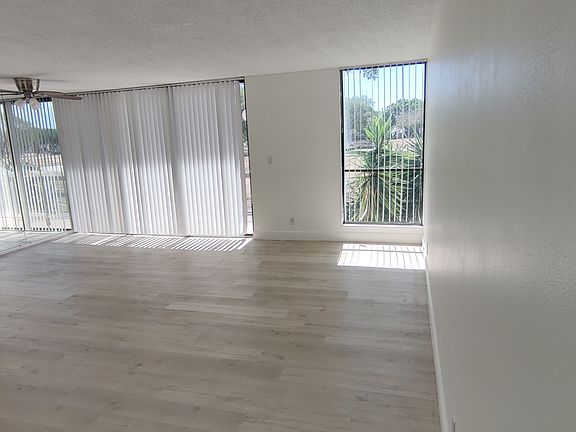 5th image of 2400 Bridgewood Dr #Townhouse