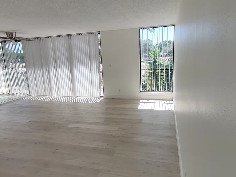 2400 Bridgewood Dr #TOWNHOUSE — Photo 5